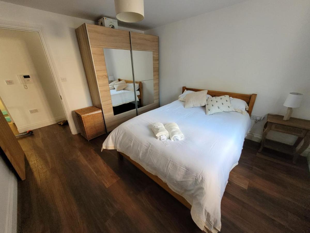 Comfortable Two Bedroom Modern Apartment Лондон Экстерьер фото