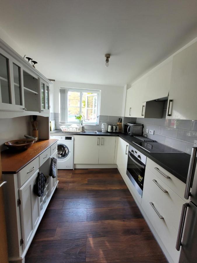 Comfortable Two Bedroom Modern Apartment Лондон Экстерьер фото