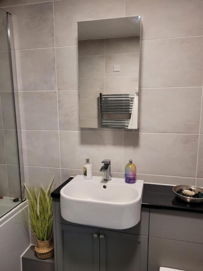 Comfortable Two Bedroom Modern Apartment Лондон Экстерьер фото