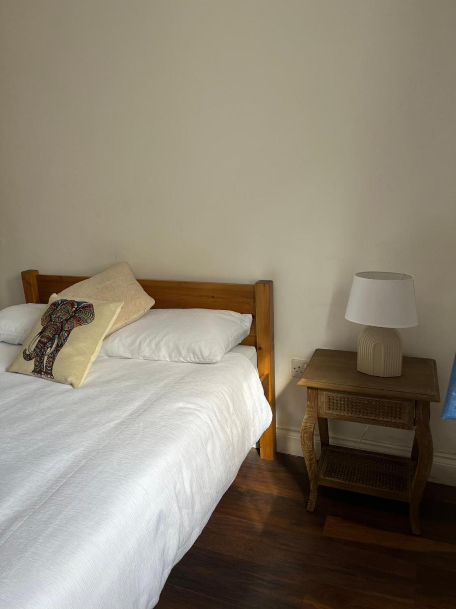 Comfortable Two Bedroom Modern Apartment Лондон Экстерьер фото