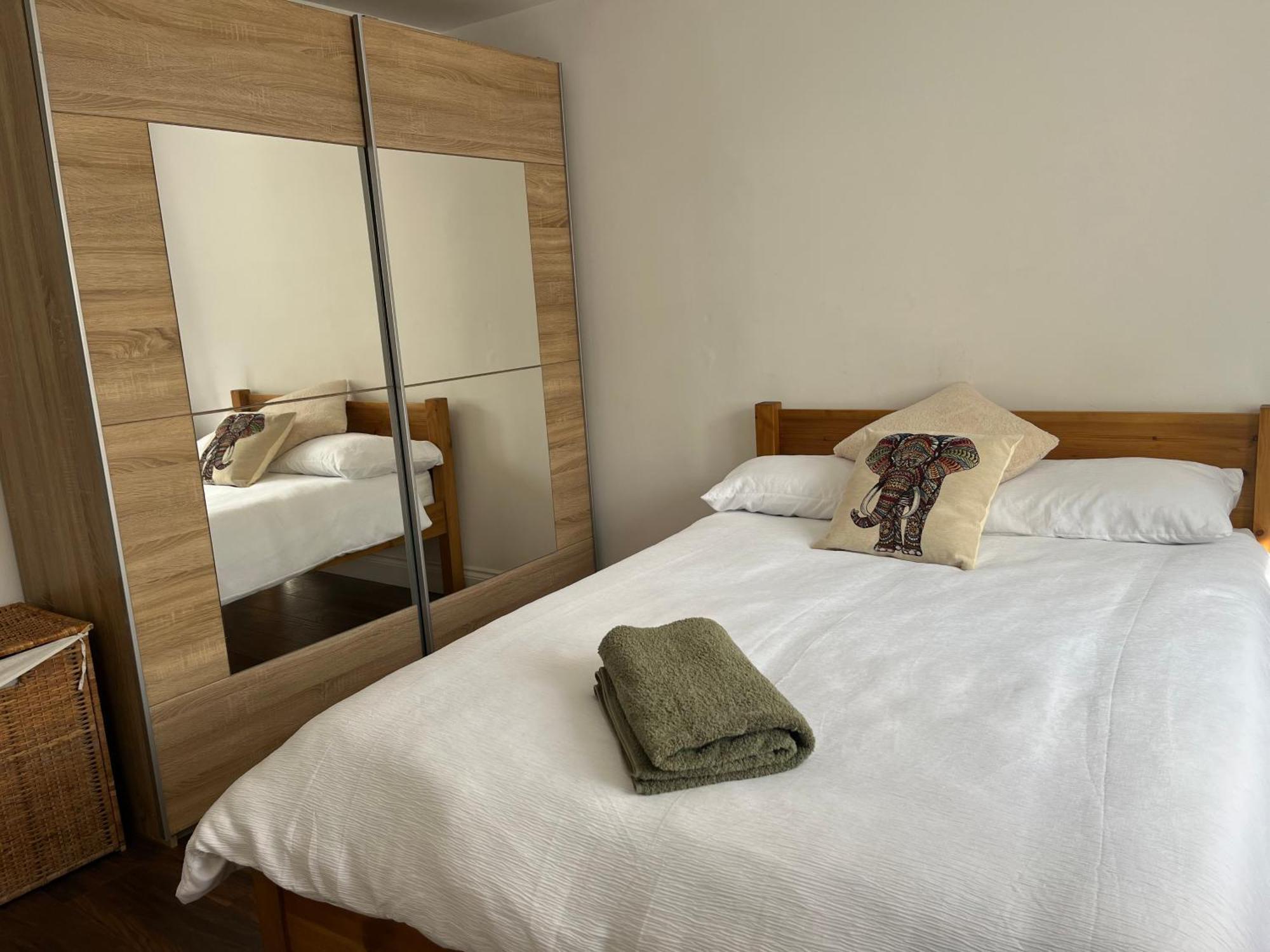 Comfortable Two Bedroom Modern Apartment Лондон Экстерьер фото
